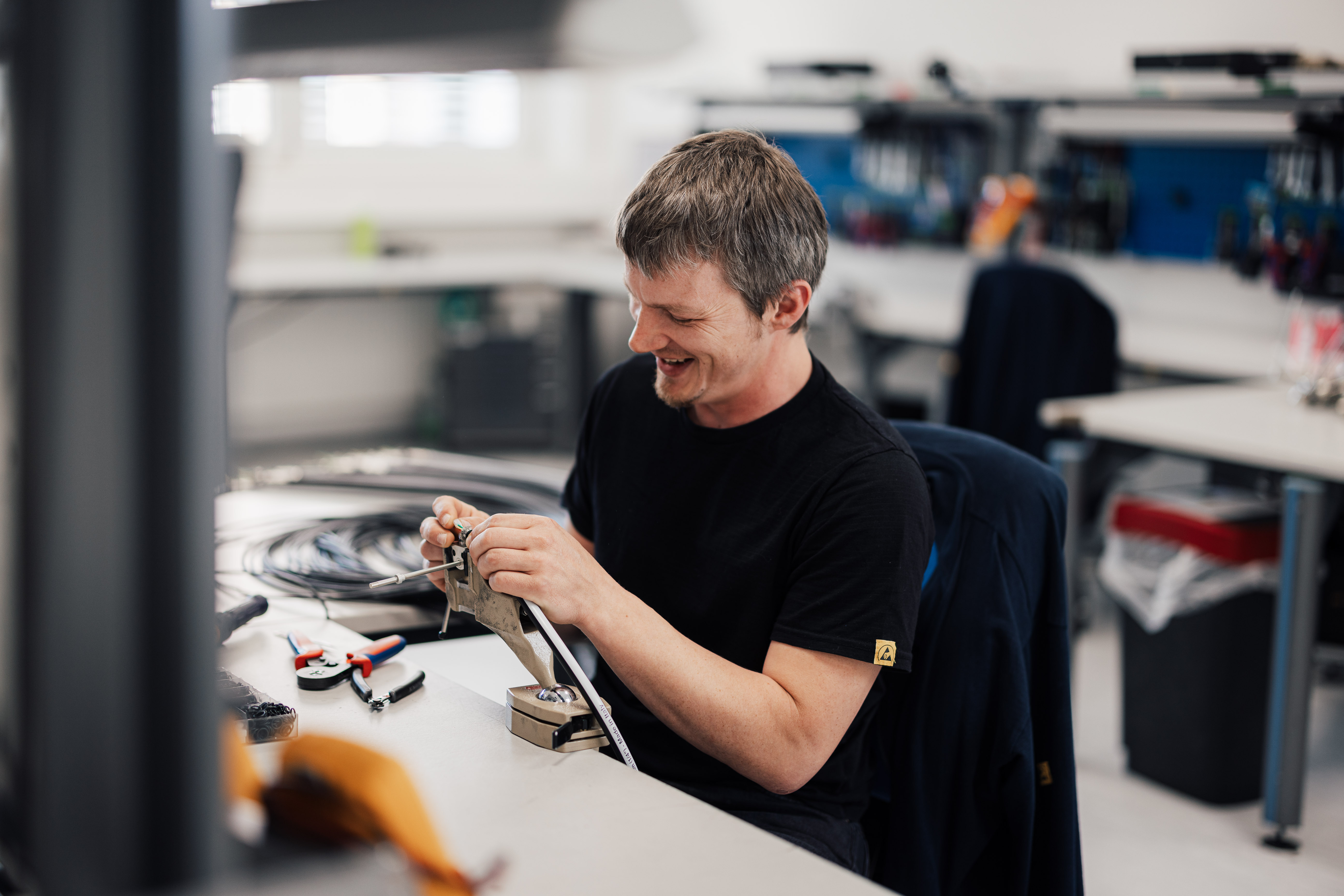 noris employee working in sensor production