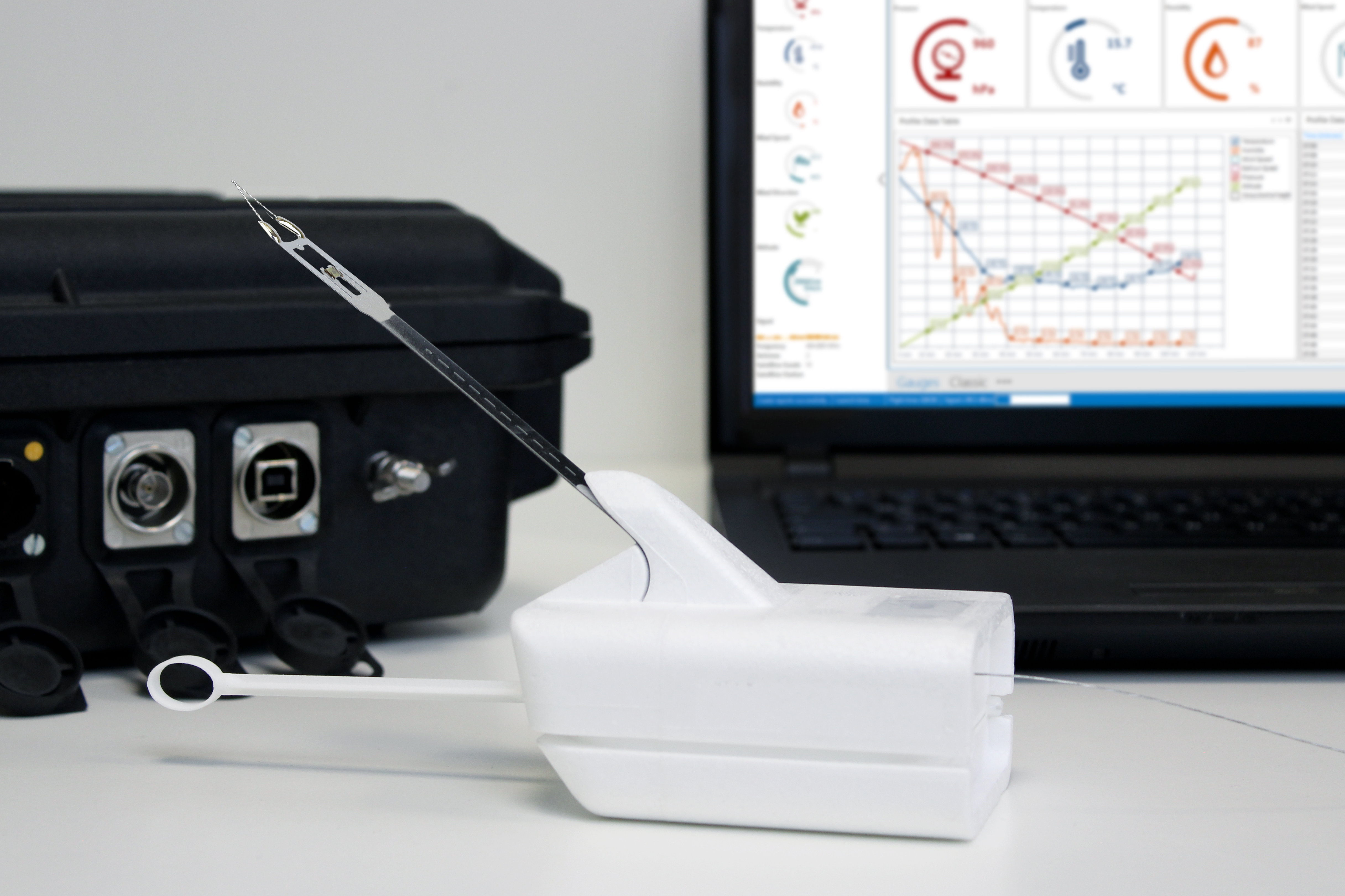 The image shows a GS-U groundstation and DFM-17 radiosonde with notebook